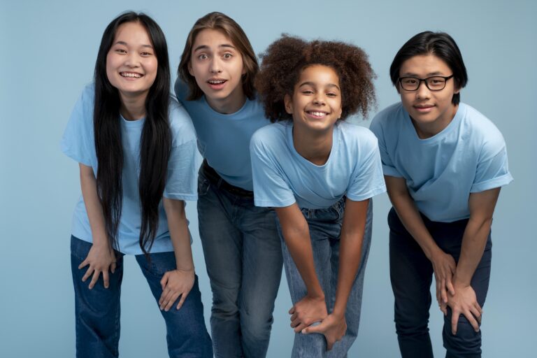 teen-best-friends-posing-together